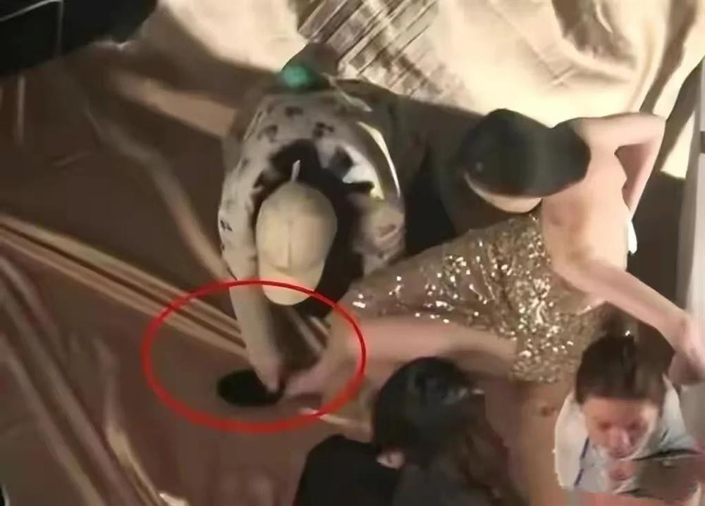 ây có lẽ là đãi ngộ đặc biệt đối với người nổi tiếng, song cũng là thắc mắc của nhiều netizens. Trên mạng xã hội, nhiều bình luận bức xúc: "Họ không có tay hay sao?", "Các minh tinh đều để người khác quỳ gối xỏ giày cho sao?"...