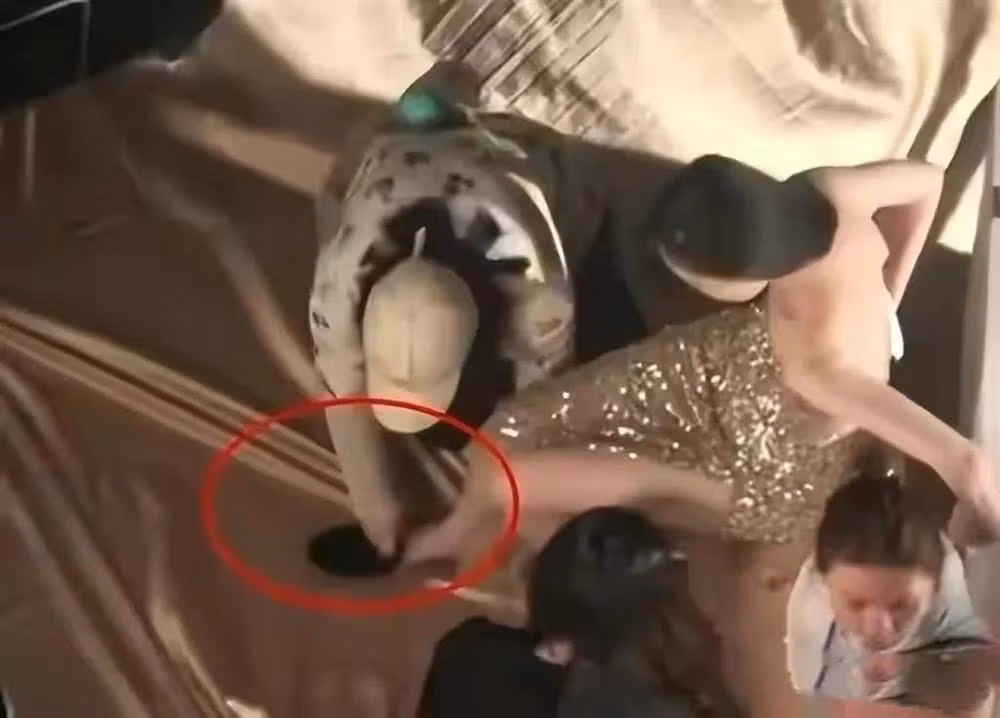 Đây có lẽ là đãi ngộ đặc biệt đối với người nổi tiếng, song cũng là thắc mắc của nhiều netizens. Trên mạng xã hội, nhiều bình luận bức xúc: "Họ không có tay hay sao?", "Các minh tinh đều để người khác quỳ gối xỏ giày cho sao?"...