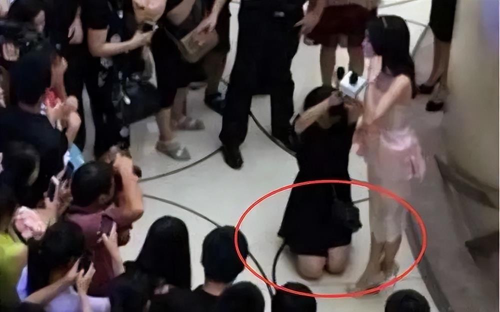 candal để trợ lý quỳ gối cầm mic là bê bối lớn nhất trong sự nghiệp Tần Lam khiến cô lao đao một thời gian dài. Sau đó, Tần Lam cũng giải thích: "Lúc đó, tôi mải mê phỏng vấn nên không để ý đến việc trợ lý đang quỳ dưới đất. Đây không phải là trợ lý của tôi mà là một nhân viên do ban tổ chức sắp xếp"