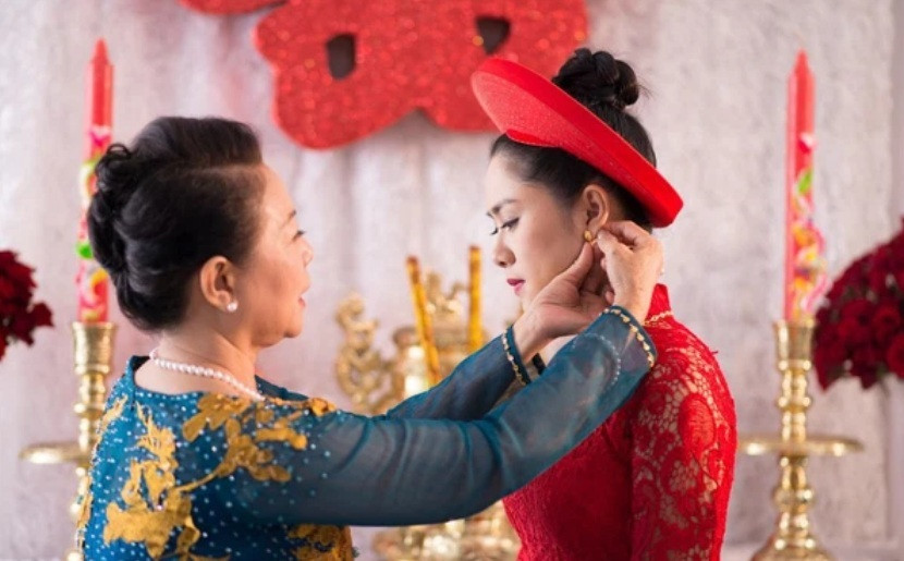 Ngày tôi tái hôn, mẹ chồng cũ bất ngờ xuất hiện tặng vật này khiến tôi òa khóc ảnh 1