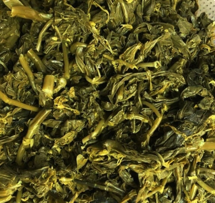 Cách muối rau sắn tương tự cách muối dưa cải của các vùng miền. Hàng ngày, người làm dưa phải bê vại dưa ra phơi nắng rồi bê vào bóng mát cho dưa nhanh ngấu.