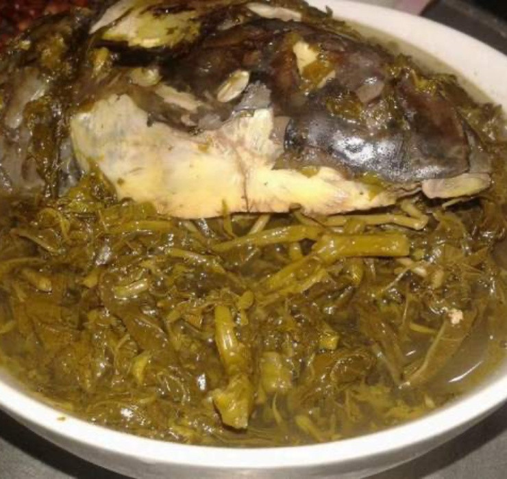 Lượng khách “khủng” giúp chị tiêu thụ số lượng dưa rau sắn bán ra lên đến 2 - 3 tạ rau/ngày.