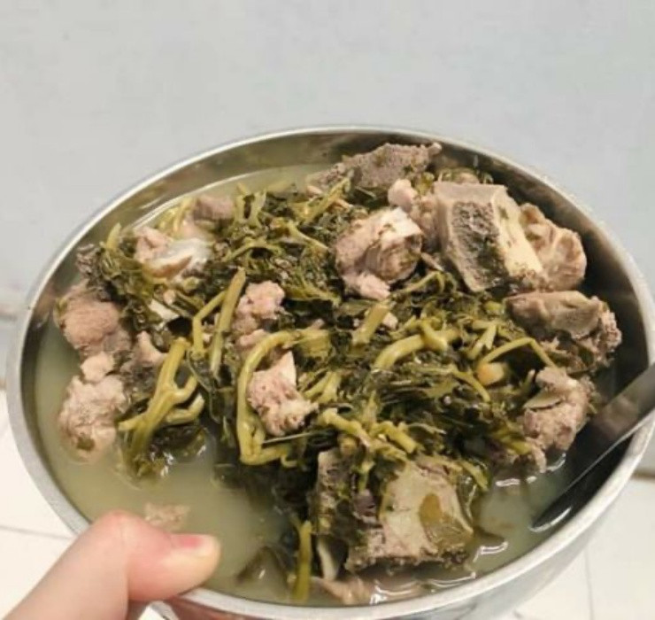 Dưa rau sắn có vị giòn giòn, ngọt ngọt xen kẽ vị chua thanh thanh kèm với vị chát bùi, càng ăn càng ngon.