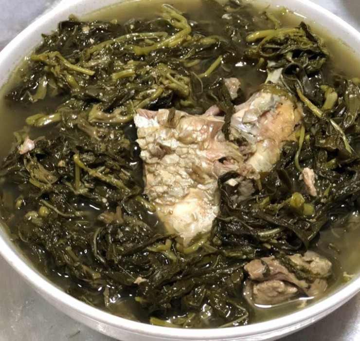 Sau khi ráo nước, rau được xếp gọn gàng vào vại và ngâm trong hỗn hợp muối pha nước đun sôi.