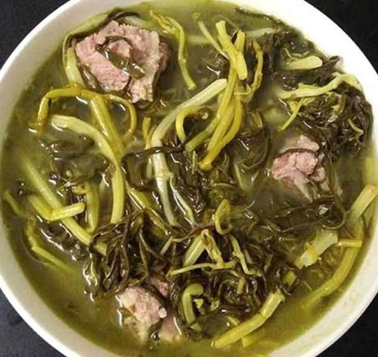 Chị Hương thậm chí có những người khách quen đã mua dưa rau sắn tới 10 năm nay, mỗi lần gặp chị là mua đến 10 bát để tủ lạnh ăn dần.