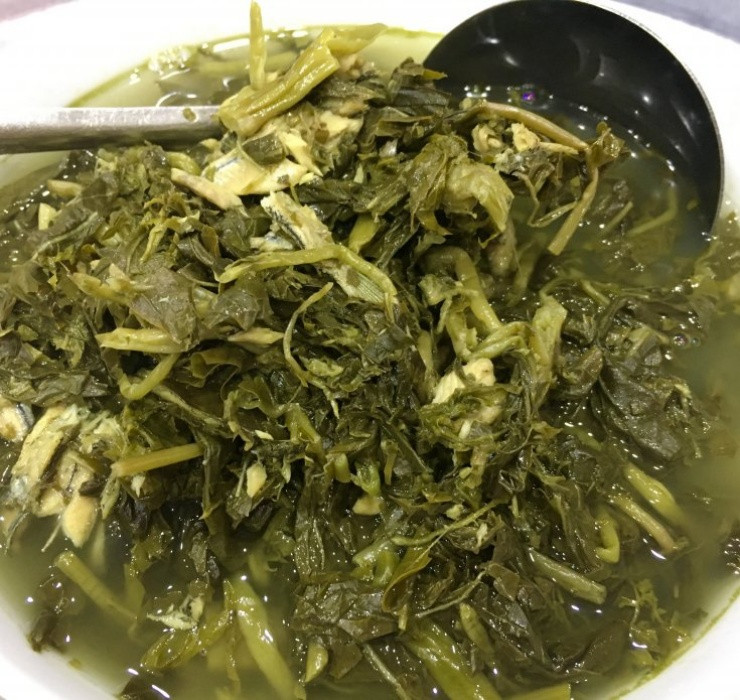 Những ngọn non khi lấy về sẽ được ngâm qua cho bớt nhựa rồi vò nát, nhưng không để rau nát vụn, sau đó đem rửa kĩ và để ráo nước.