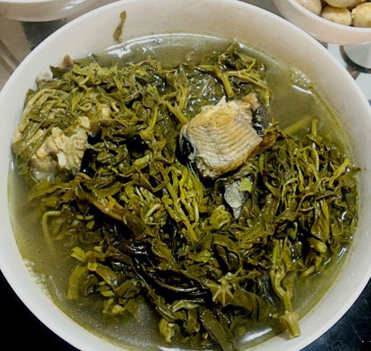 Thông thường, những ngọn sắn to, mập mạp, có khoảng 2 đến 3 lá bánh tẻ kèm theo sẽ được chọn làm nguyên liệu muối dưa chua.