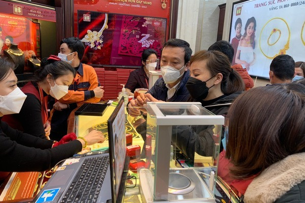 Gia vang hom nay 5/4: USD tang vot, vang van leo thang