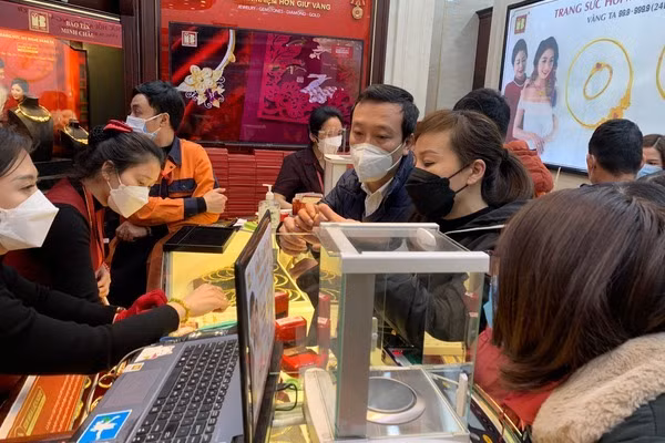 Gia vang hom nay 5/4: USD tang vot, vang van leo thang