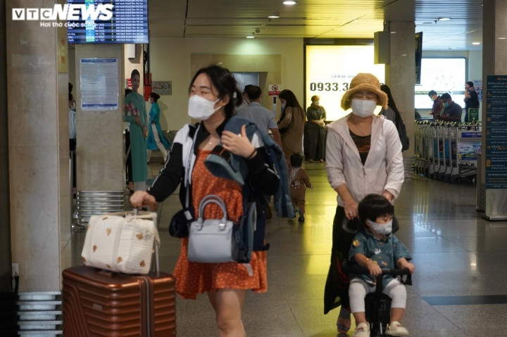 Chị Nguyễn Thụy Anh (ngụ quận 1, TP.HCM) cho biết, để kịp giờ chuyến du lịch đi Phú Quốc, chị phải dậy sớm ra sân bay trước 2h đồng hồ làm thủ tục.