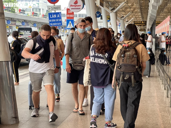 Theo ghi nhận, lượng khách tới sân bay hôm nay tăng cao.
