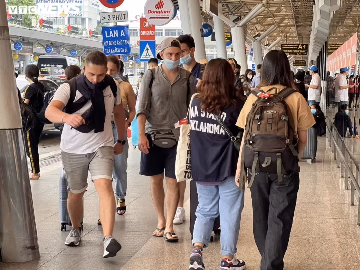 Theo ghi nhận, lượng khách tới sân bay hôm nay tăng cao.