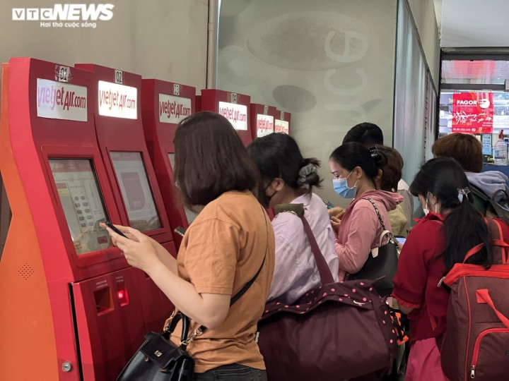 Các ki-os check-in luôn chật cứng hành khách, nhân viên các hãng làm việc liên tục để tránh tình trạng ùn ú.