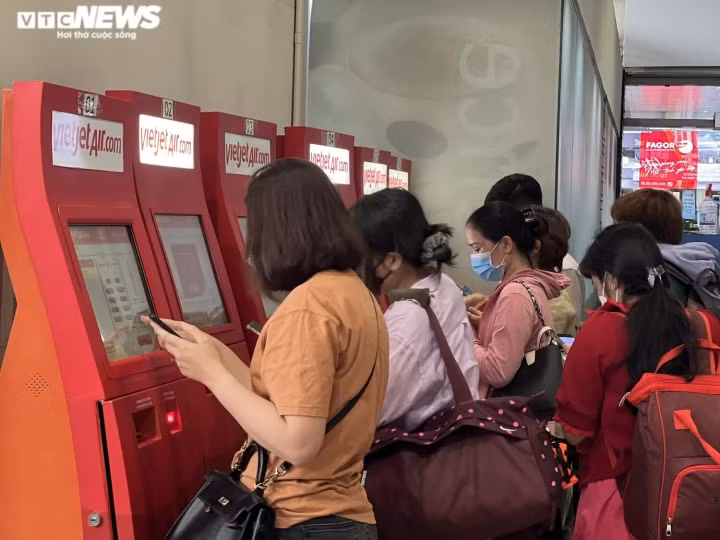 Các ki-os check-in luôn chật cứng hành khách, nhân viên các hãng làm việc liên tục để tránh tình trạng ùn ú.