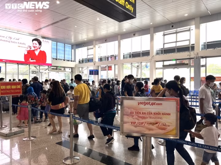 Trong hàng dài người xếp hàng chờ làm thủ tục, bạn Trần Anh (21 tuổi) cho biết, chắc phải chờ khá lâu mới tới lượt của mình.