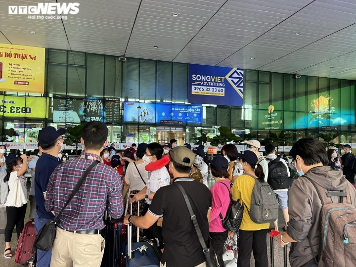 "Kỳ này nghỉ 4 ngày nên mình quyết định về quê luôn, ba mẹ ở nhà cũng mong chờ lắm", Trần Anh nói.