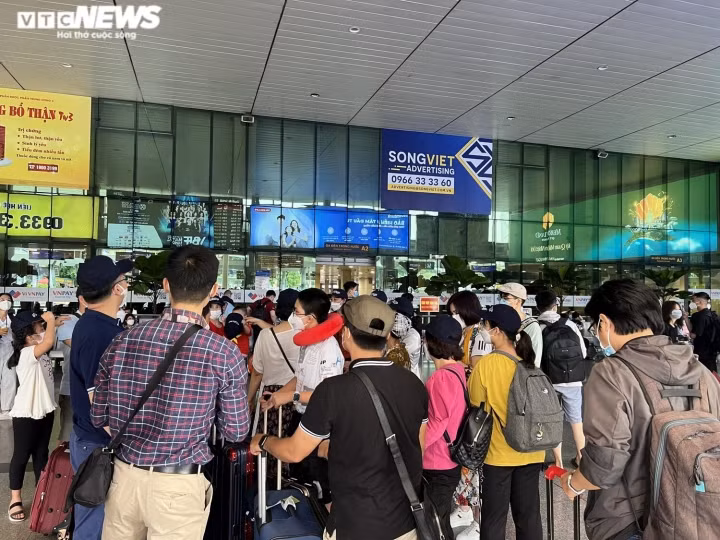 "Kỳ này nghỉ 4 ngày nên mình quyết định về quê luôn, ba mẹ ở nhà cũng mong chờ lắm", Trần Anh nói.