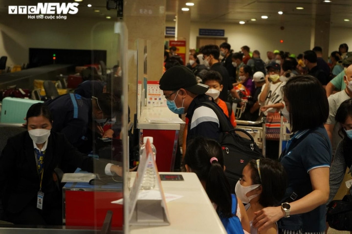 "Đi lại những ngày cao điểm nghỉ lễ như thế này tôi và gia đình phải đến trước 2h để làm thủ tục. Nhà tôi có trẻ nhỏ và nhiều đồ đạc phải kí gửi nên gia đình tôi tranh thủ ra sân bay sớm. Sợ nghỉ lễ khách đông đúc, phải mất nhiều thời gian chờ đợi không kịp chuyến bay", chị Thụy Anh nói.