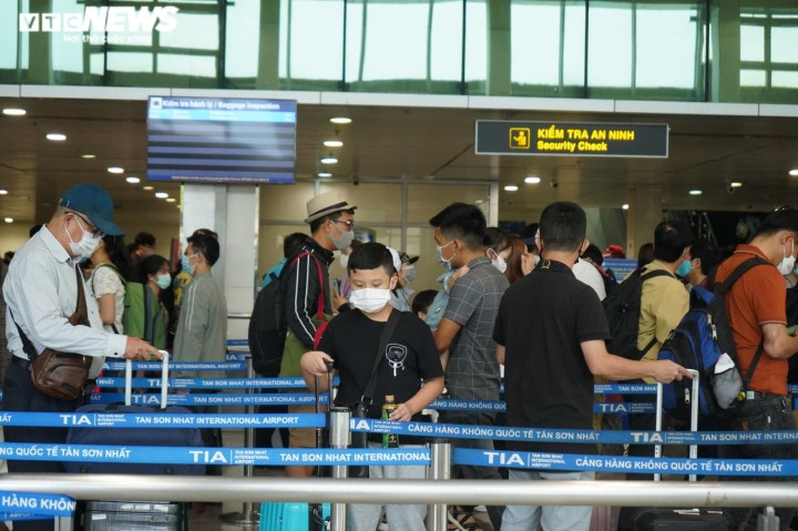 Cảng vụ Hàng không miền Nam cho hay, ngày 30/4, sân bay Tân Sơn Nhất sẽ khai thác tổng cộng 646 chuyến bay (324 chuyến bay đi và 322 chuyến bay đến).