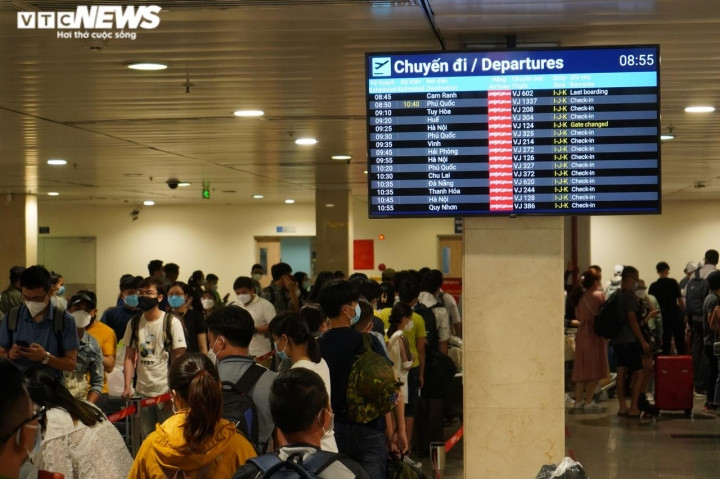 Tại khu vực sảnh nhà ga quốc nội, dòng người đứng xếp hàng chờ đến lượt làm thủ tục.