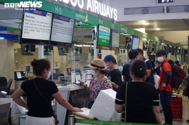 Ngay dau nghi le, san bay Tan Son Nhat dong nghit nguoi-Hinh-2