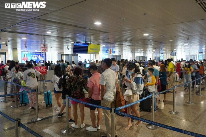 Bà Đoàn Thị Thanh Trà, Giám đốc Tiếp thị - Truyền thông, Công ty Dịch vụ Lữ hành Saigontourist cho biết, trong sáng 30/4, có đến 25.000 khách khởi hành với các hành trình du lịch trong và ngoài nước, đạt tỉ lệ tăng trưởng 70% so với cùng kỳ năm ngoái.