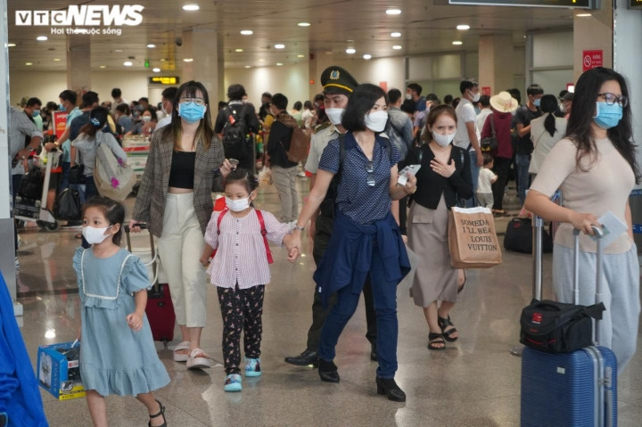 Dù đã đến sớm 2h để làm thủ tục, nhưng gia đình chị Thụy Anh cũng bị choáng ngợp khi thấy hàng dài người xếp hàng.