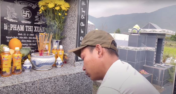 Lộc Fuho khóc nghẹn khi về thăm mộ mẹ: Giờ con có tiền cũng không cho mẹ được - Hình 4 Loc Fuho khoc nghen khi ve tham mo me: Gio con co tien cung khong cho me duoc-Hinh-4