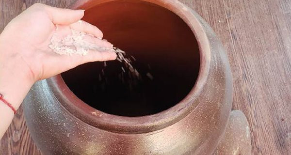 Tuy nhiên, trong trường hợp khác, giữ ít gạo trong hũ cũng được coi là tài lộc còn vượng lại. Gạo trong thùng hết chẳng khác nào lương bổng vừa đến đã đi. Cho nên, khi gạo gần hết, bạn cần phải mua tiếp đợt gạo tiếp theo để cho vào bình. 