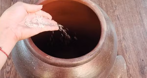 Tuy nhiên, trong trường hợp khác, giữ ít gạo trong hũ cũng được coi là tài lộc còn vượng lại. Gạo trong thùng hết chẳng khác nào lương bổng vừa đến đã đi. Cho nên, khi gạo gần hết, bạn cần phải mua tiếp đợt gạo tiếp theo để cho vào bình. 