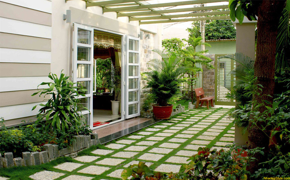 Cây cối sinh sôi nảy nở, ra hoa kết trái. Theo quan niệm của người xưa, nhìn vào cây cối trong nhà cũng có thể đoán được sinh khí của ngôi nhà.