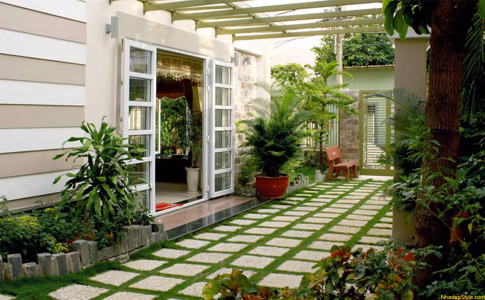 Cây cối sinh sôi nảy nở, ra hoa kết trái. Theo quan niệm của người xưa, nhìn vào cây cối trong nhà cũng có thể đoán được sinh khí của ngôi nhà.