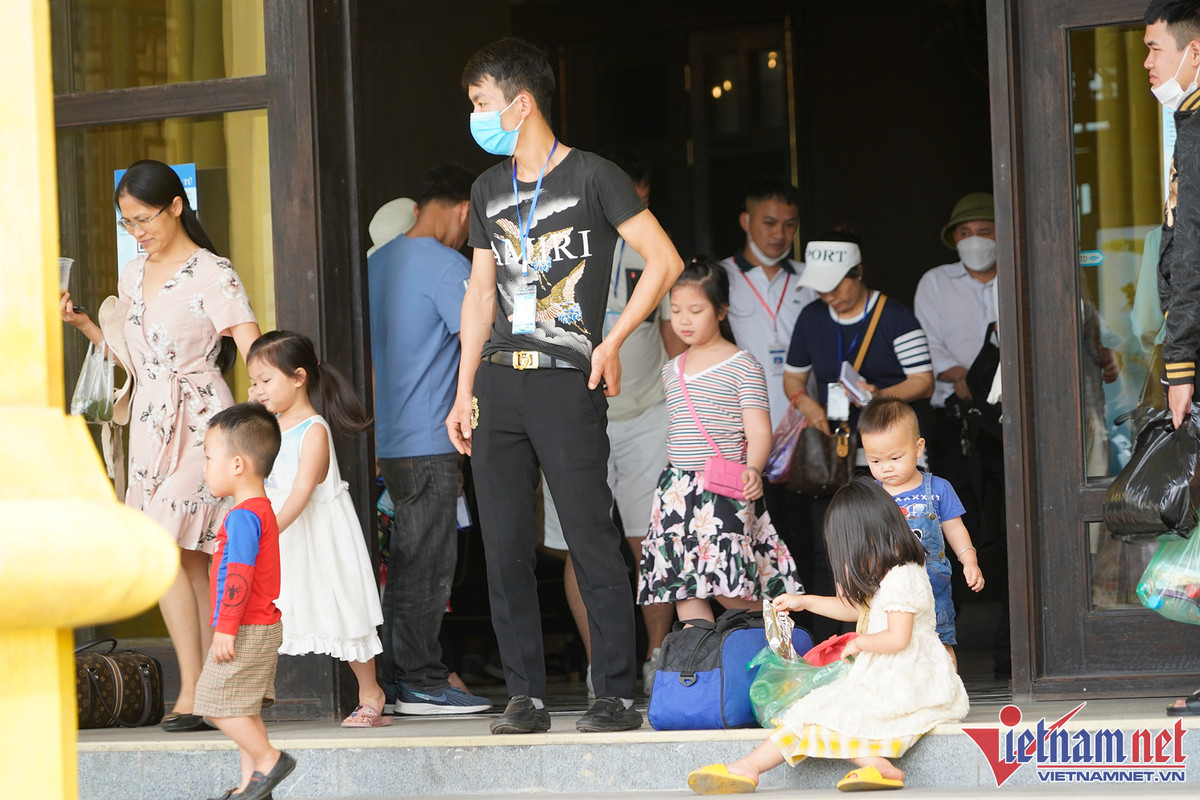 Khach vac do an, chen chan mua ve tham quan vinh Ha Long ngay dau nghi le 30/4-Hinh-12