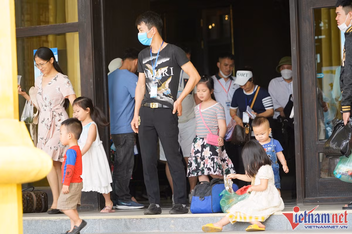 Khach vac do an, chen chan mua ve tham quan vinh Ha Long ngay dau nghi le 30/4-Hinh-12