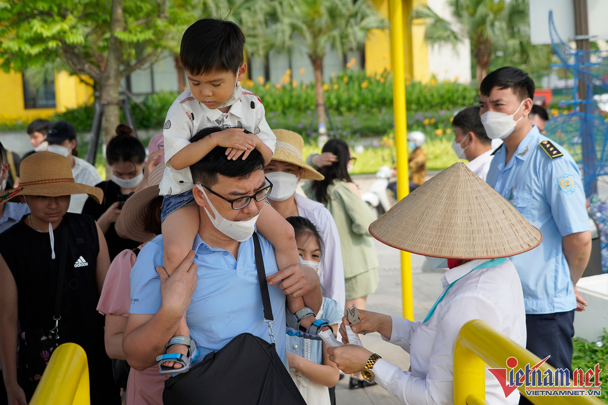 Khach vac do an, chen chan mua ve tham quan vinh Ha Long ngay dau nghi le 30/4-Hinh-13