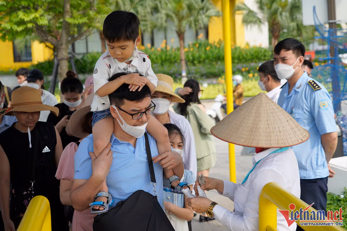 Khach vac do an, chen chan mua ve tham quan vinh Ha Long ngay dau nghi le 30/4-Hinh-13