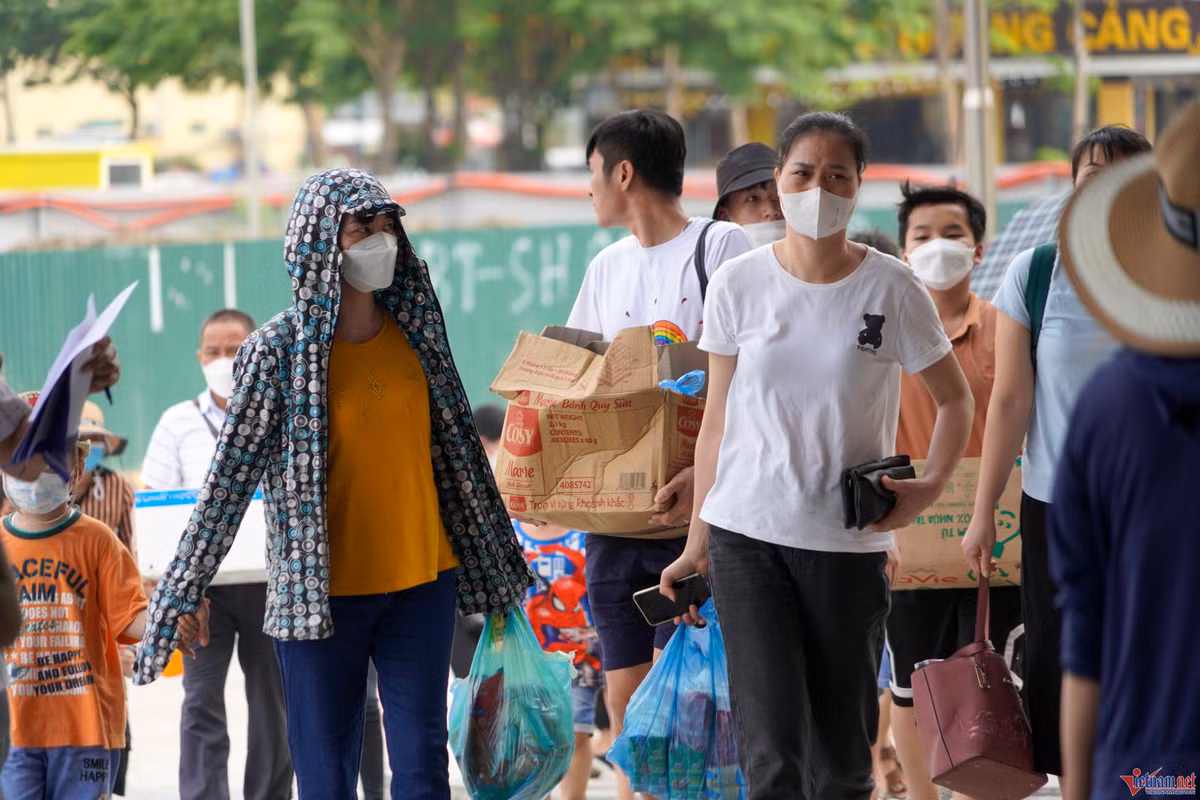 Khach vac do an, chen chan mua ve tham quan vinh Ha Long ngay dau nghi le 30/4-Hinh-2