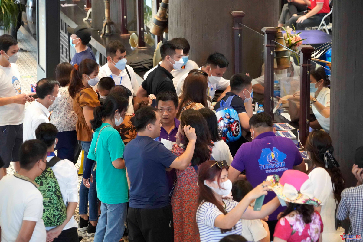 Khach vac do an, chen chan mua ve tham quan vinh Ha Long ngay dau nghi le 30/4-Hinh-3