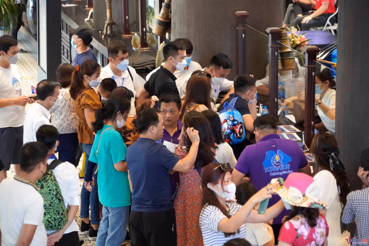 Khach vac do an, chen chan mua ve tham quan vinh Ha Long ngay dau nghi le 30/4-Hinh-3