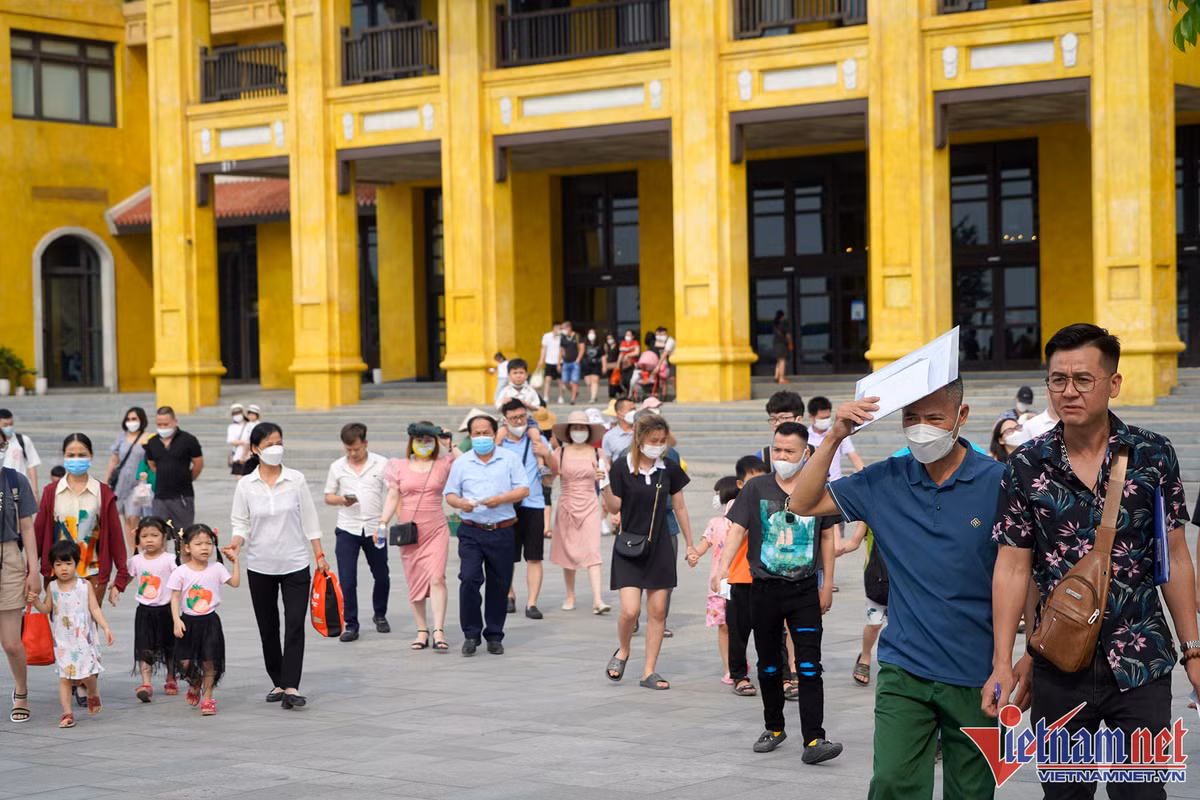 Khach vac do an, chen chan mua ve tham quan vinh Ha Long ngay dau nghi le 30/4-Hinh-11