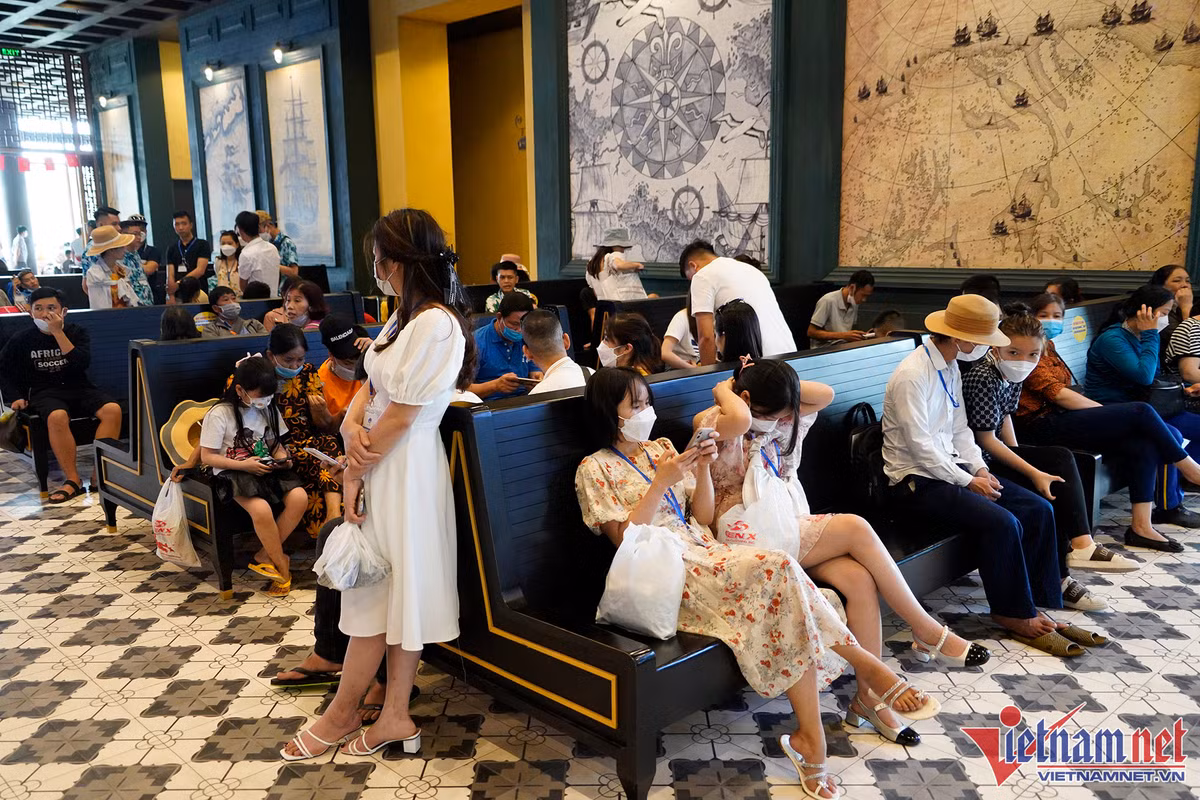 Khach vac do an, chen chan mua ve tham quan vinh Ha Long ngay dau nghi le 30/4-Hinh-6