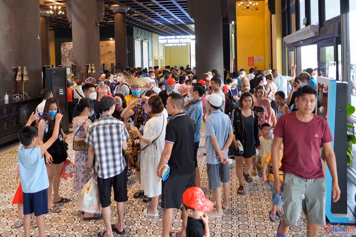 Khach vac do an, chen chan mua ve tham quan vinh Ha Long ngay dau nghi le 30/4