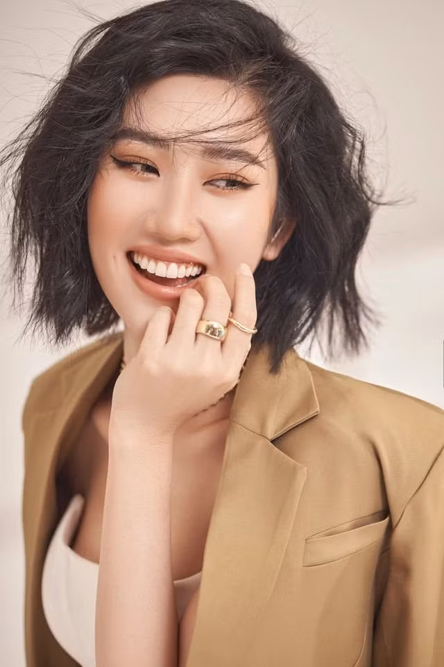 Những mỹ nhân Việt cân đẹp cả tóc ngắn và tóc dài: Thúy Ngân chơi trội với đủ màu sắc - Hình 7 Nhung my nhan Viet can dep ca toc ngan va toc dai: Thuy Ngan choi troi voi du mau sac-Hinh-7