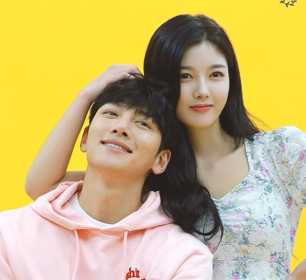 Nhung nu hon tranh cai: Doi chua du tuoi, doi lai qua bao gay phan cam-Hinh-9