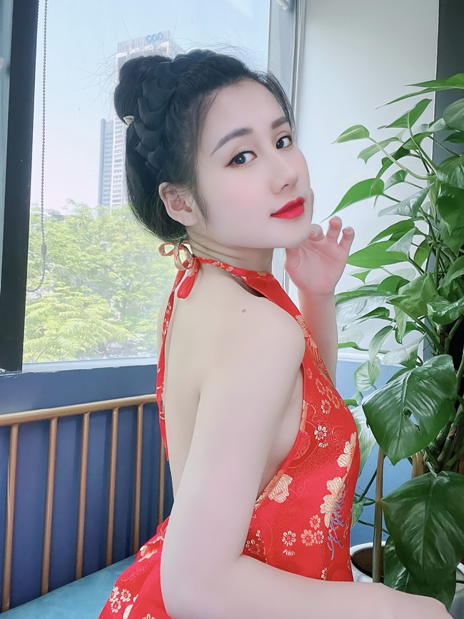 Cô chọn những kiểu đồ tôn dáng một cách khéo léo để diện một cách tinh tế.