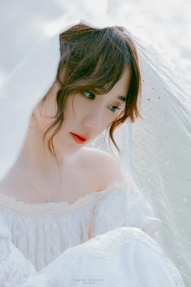 Ngoài ra, Mina Young cũng nhận được những lời mời chụp hình.