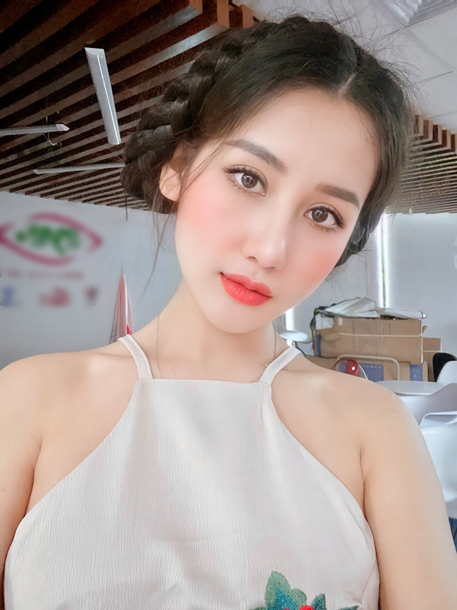 Hay những thiết kế dáng yếm cô chọn mặc khi tham gia các sự kiện.