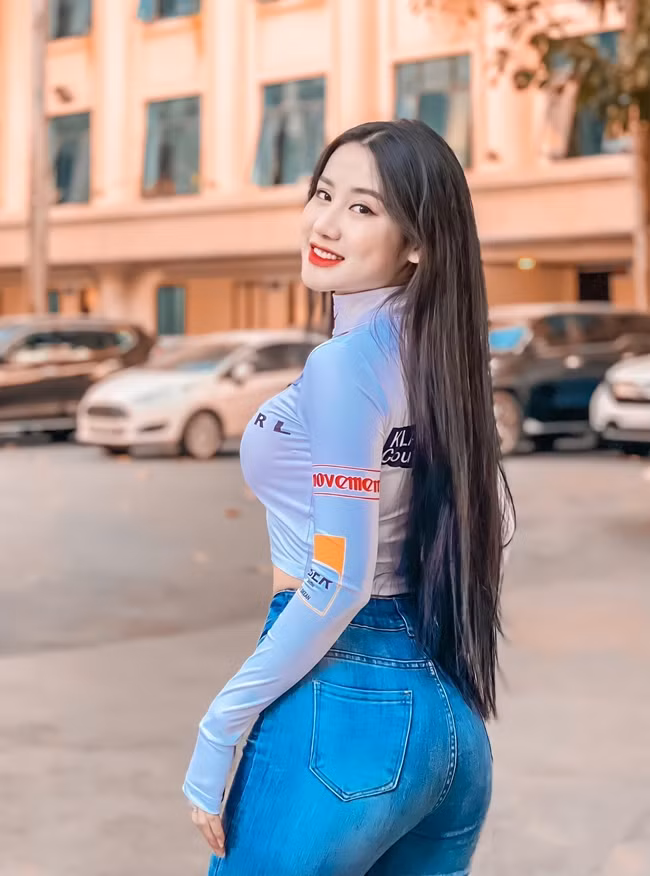 Ngoài ra, những chiếc áo ôm kết hợp với skinny jean cũng được Phương Anh chọn diện.