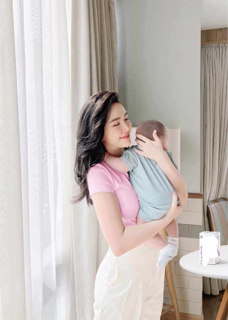 Bao Thy sau sinh lien tuc khoe dang chuan eo thon chang kem gi thoi con son