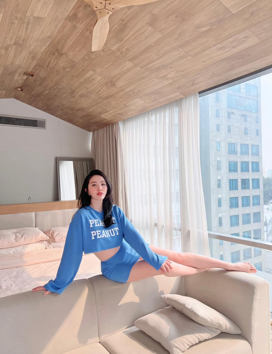 Bao Thy sau sinh lien tuc khoe dang chuan eo thon chang kem gi thoi con son-Hinh-2